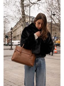 Maison héritage PARIS Skórzana torebka "Elara" w kolorze jasnobrązowym - 35 x 26 x 12 cm rozmiar: onesize. Brązowe torebki klasyczne Maison héritage PARIS, bez wzorów, z materiału, przez ramię, bez dodatków. Za 347,99 zł.