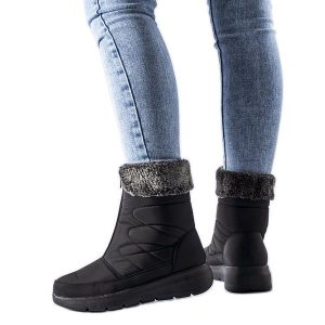 Czarne śniegowce na niskiej koturnie Brownton. Czarne buty zimowe bez obcasa, na koturnie, bez zapięcia. Za 132,20 zł.