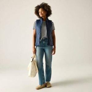 Damska wodoodporna pikowana kamizelka Carlotte. Niebieskie kamizelki Regatta, bez wzorów, z poliamidu, bez kołnierzyka, bez ramiączek, bez kaptura. Za 349,99 zł.