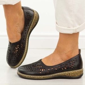 Czarne ażurowe półbuty damskie Potocki 90392. Czarne półbuty POTOCKI, na lato, w ażurowe wzory, z jeansu, bez obcasa, na płaskiej podeszwie, bez zapięcia. Za 149,00 zł.