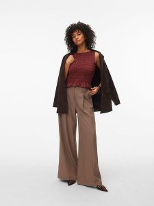 Vero Moda Top w kolorze bordowym rozmiar: M. Czerwone topy Vero Moda, m, bez wzorów, bez kołnierzyka, bez ramiączek. Za 104,95 zł.