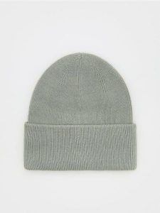 Czapka beanie z wiskozą - jasny zielony. Zielone czapki Reserved, bez wzorów, z wiskozy. W wyprzedaży za 29,99 zł.