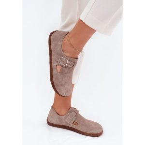Zamszowe Półbuty Barefoot Damskie Z Klamrą Zazoo N1261 Beżowe beżowy. Brązowe półbuty bez wzorów, z zamszu, bez obcasa, bez zapięcia. Za 460,29 zł.