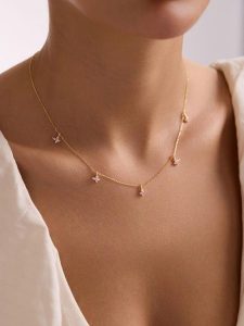 Lodie Silver Pozłacany naszyjnik z elementami ozdobnymi - dł. 42 cm rozmiar: onesize. Szare naszyjniki Lodie Silver, z akwamarynem, pozłacane. Za 113,99 zł.