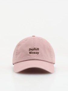 Czapka z daszkiem - brudny róż. Czerwone czapki Reserved, bez wzorów. Za 59,99 zł.