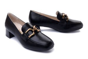 RIEKER 45052-00 black, półbuty damskie. Czarne czółenka Rieker, bez wzorów, ze skóry, bez obcasa, na obcasie, bez zapięcia. Za 369,90 zł.