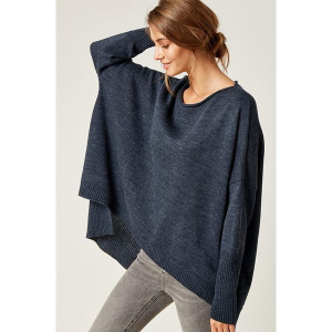Sweter w kolorze granatowym. Niebieskie swetry oversize marki SCUI, z dekoltem w łódkę. W wyprzedaży za 129,95 zł.