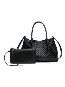 SUVRAI Torebka w kolorze czarnym - 30 x 18 x 10 cm rozmiar: onesize. Czarne torebki klasyczne SUVRAI, bez wzorów, z materiału, przez ramię, bez dodatków. Za 130,99 zł.