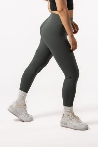 Damskie legginsy 7/8 na jogę i pilates, bez przedniego szwu – oliwkowy. Zielone legginsy AESTHETIC WOLF, bez wzorów, z dzianiny, z podwyższonym stanem. Za 149,99 zł.