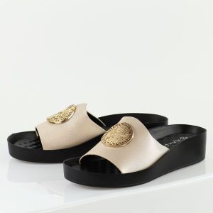 Złote klapki damskie na platformie Potocki 43326. Żółte klapki POTOCKI, z aplikacjami, ze skóry, bez obcasa, na platformie. Za 149,00 zł.