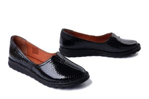 ARTIKER RELAKS 56C0059 czarny, półbuty damskie. Czarne półbuty Artiker Relaks, bez wzorów, z gumy, bez obcasa, bez zapięcia. Za 219,90 zł.