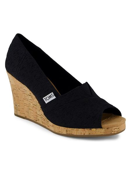 TOMS Czółenka w kolorze czarnym na obcasie rozmiar: 40. Czarne czółenka Toms, bez wzorów, z otwartym noskiem, bez obcasa, na koturnie, bez zapięcia. Za 165,99 zł.