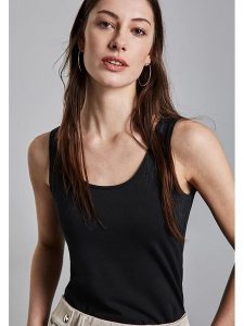 Street One Top w kolorze czarnym rozmiar: 42. Czarne topy Street One, bez wzorów, street, bez kołnierzyka, bez ramiączek. Za 60,95 zł.