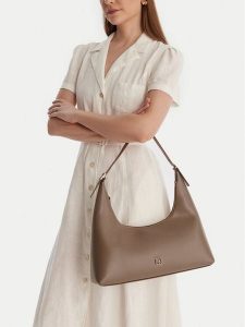 Calvin Klein Torebka Emblem Hw Lthr Shoulder Bag LV04F3262G Beżowy. Brązowe torebki klasyczne Calvin Klein, bez wzorów, ze skóry, bez dodatków. Za 693,99 zł.