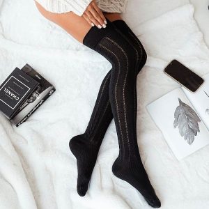 Czarne ażurowe zakolanówki z warkoczem 223. Czarne skarpetki Milena, w ażurowe wzory, z bawełny. Za 29,00 zł.