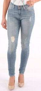 WRANGLER SKINNY DAMSKIE SPODNIE JEANSOWE ALL SHE WANTS W28KCZ99J. Rurki Wrangler, z jeansu. W wyprzedaży za 89,99 zł.