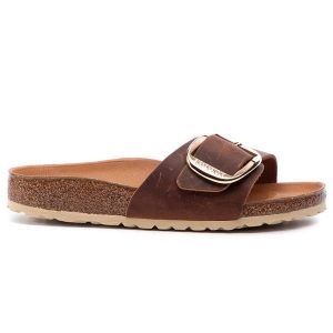 Klapki Birkenstock. Brązowe klapki Birkenstock, bez wzorów, bez obcasa. Za 477,99 zł.