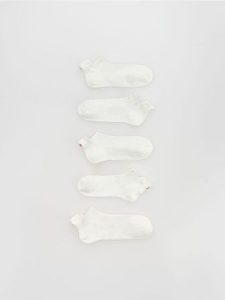 Skarpetki z haftem 5-pack - złamana biel. Skarpetki Reserved, bez wzorów. Za 49,99 zł.