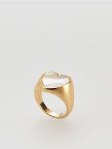 Pierścionek z masą perłową - biały. Białe pierścionki Reserved, z perłą. Za 39,99 zł.