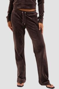 JUICY COUTURE Czekoladowe spodnie dresowe damskie z cyrkoniami Tina, Rozmiar XS. Brązowe spodnie dresowe Juicy Couture, s, bez wzorów, z dresówki. W wyprzedaży za 228,99 zł.