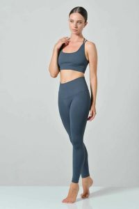 Damskie legginsy push-up z wysokim stanem Omm Yoga by Risalti Sculpt. Czarne legginsy OM, bez wzorów, z elastanu, z podwyższonym stanem, długie. Za 239,99 zł.
