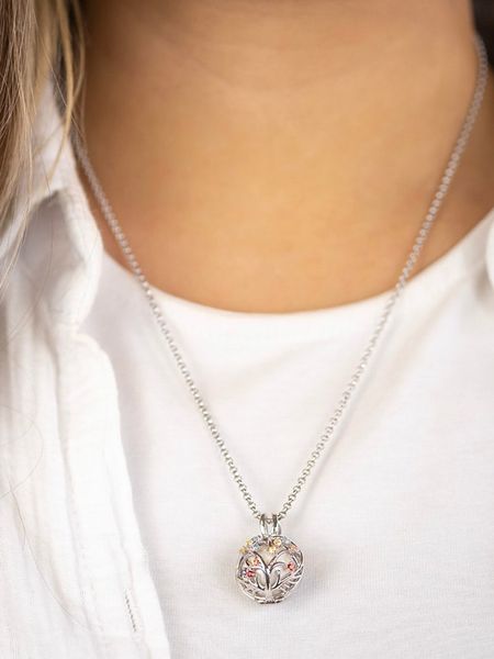 Engelsrufer Srebrna zawieszka "Bloom" z masą perłową i cyrkoniami rozmiar: onesize. Szare zawieszki Engelsrufer, z cyrkonią, srebrne. Za 187,52 zł.