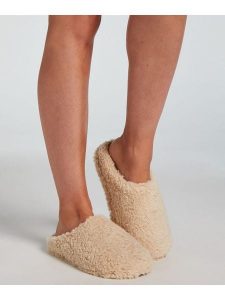 Hunkemöller Kapcie "Emma" w kolorze beżowym rozmiar: 36/37. Brązowe kapcie Hunkemöller, bez wzorów, z materiału. Za 43,99 zł.