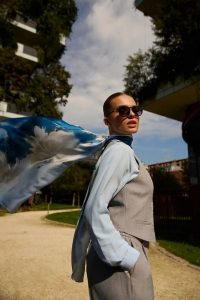 Szal w kwiaty błękitny. Niebieskie szaliki MOODO, bez wzorów, z poliesteru. Za 49,99 zł.