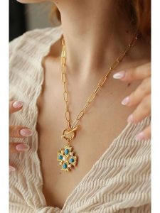 Pierres delicates Pozłacany naszyjnik z turkusami - dł. 47 cm rozmiar: onesize. Niebieskie naszyjniki Pierres delicates, z perłą, pozłacane. Za 92,42 zł.