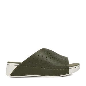 Klapki Go Soft. Zielone klapki Go Soft, bez wzorów, bez obcasa. Za 119,99 zł.