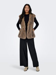 ONLY Kamizelka w kolorze jasnobrązowym ze sztucznego futerka rozmiar: XL. Brązowe kamizelki ONLY, xl, bez wzorów, bez kołnierzyka, bez ramiączek, bez kaptura. Za 201,08 zł.