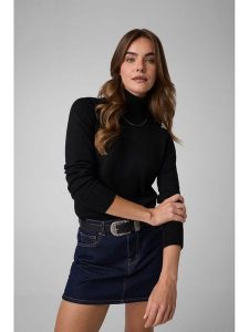 Guess Jeans Golf 184166 Czarny Classic Fit. Czarne golfy Guess Jeans, z aplikacjami, z jeansu. Za 349,00 zł.