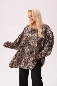 Oversize'owa tunika Amalia w print panterki PLUS SIZE XXL. Tuniki Moda Size Plus Iwanek, na co dzień, plus size, bez wzorów, z elastanu, eleganckie, bez kołnierzyka, plus size, bez ramiączek. Za 239,90 zł.