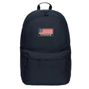 Klasyczny plecak damski z naszywkami Superdry Montana. Niebieskie plecaki Superdry. W wyprzedaży za 216,05 zł.