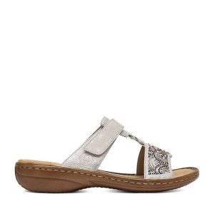 Klapki Rieker. Szare klapki Rieker, bez wzorów, bez obcasa. Za 299,99 zł.