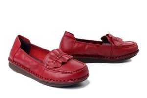 ARTIKER RELAKS 58C1505 red, półbuty damskie. Czerwone półbuty Artiker Relaks, bez wzorów, ze skóry, bez obcasa, bez zapięcia. Za 165,67 zł.