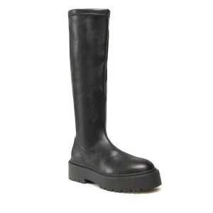 Kozaki DeeZee. Czarne kozaki DeeZee, bez wzorów, bez obcasa, na płaskiej podeszwie, bez zapięcia. Za 131,99 zł.