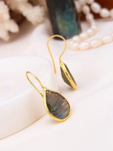 Pierres delicates Pozłacane kolczyki z labradorytem rozmiar: onesize. Zielone kolczyki Pierres delicates, z labradorytem, pozłacane. Za 65,69 zł.