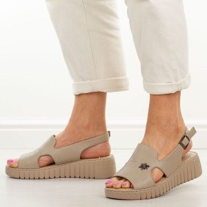 Beżowe sandały damskie Potocki 12821. Brązowe sandały POTOCKI, z aplikacjami, ze skóry, bez obcasa, na platformie, bez zapięcia. Za 199,00 zł.