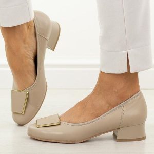 Beżowe skórzane Polskie czółenka damskie na obcasie Góral 1932. Brązowe czółenka Góral, z aplikacjami, ze skóry, z okrągłym noskiem, bez obcasa, na obcasie, bez zapięcia. Za 419,00 zł.