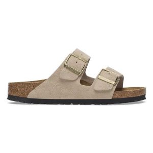 Klapki damskie BIRKENSTOCK Arizona LEVE Sandcastle. Brązowe klapki Birkenstock, bez wzorów, bez obcasa. Za 369,99 zł.