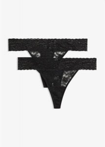 Stringi tanga z koronki (2 pary). Czarne stringi bonprix, bez wzorów, z koronki. Za 52,99 zł.