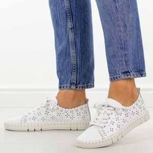 Białe ażurowe skórzane półbuty damskie Filippo Dp7631/26. Białe półbuty Filippo, na lato, w ażurowe wzory, z jeansu, z okrągłym noskiem, bez obcasa, na płaskiej podeszwie, bez zapięcia. W wyprzedaży za 197,10 zł.