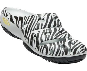 Klapki damskie Keen Yogui W Zebra Star Mix. Czarne klapki 909, bez wzorów, z gumy, bez obcasa. Za 288,99 zł.