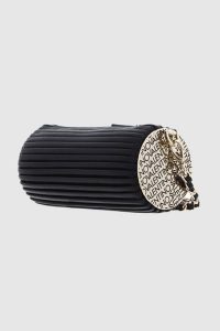 VALENTINO Mała czarna torebka Frozen Pochette. Czarne torebki klasyczne Valentino by Mario Valentino, bez wzorów, małe, bez dodatków. W wyprzedaży za 369,99 zł.