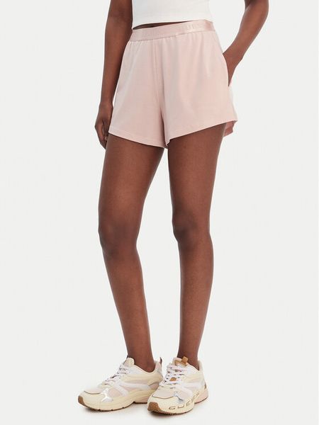 Guess Szorty sportowe O6GD02 KCQP2 Różowy Relaxed Fit. Czerwone spodenki sportowe Guess, s, z aplikacjami, z syntetyku. Za 189,99 zł.