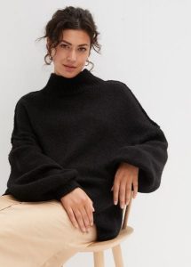 Sweter z dzianiny o luźnym splocie. Czarne swetry klasyczne bonprix, z dzianiny, bez kołnierzyka. Za 124,99 zł.