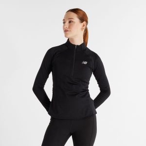 Bluza damska New Balance WT43200BK – czarna. Czarne bluzy New Balance, s, bez wzorów, z dresówki, bez kaptura. Za 389,99 zł.