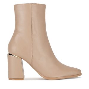 Botki Nine West. Brązowe botki Nine West, bez wzorów, bez obcasa, na słupku, bez zapięcia. Za 279,99 zł.