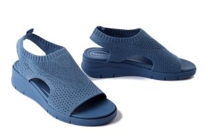 TAMARIS Comfort 8-88713-42 802 M8871342 denim, sandały damskie. Niebieskie sandały Tamaris, bez wzorów, z denimu, bez obcasa, na koturnie, bez zapięcia. Za 209,93 zł.